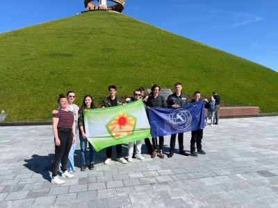 Студенты из России и Беларуси помогали в благоустройстве Кургана Славы