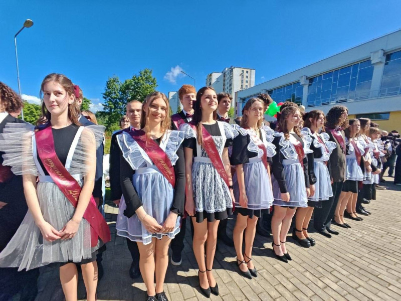 Последние звонки для выпускников школ сегодня звучат по всей столице