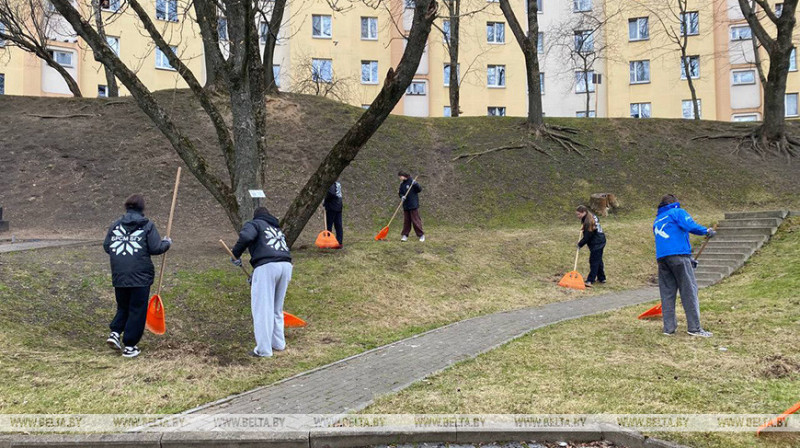 Активисты Минской городской организации ОО "БРСМ" провели акцию по благоустройству на мемориале "Яма"