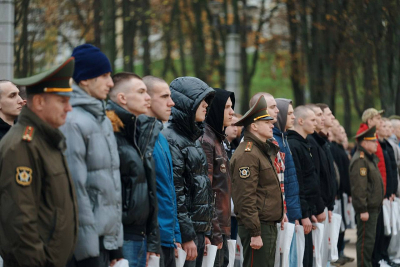 В Минске у комплекса «Победа» началась осенняя отправка призывников в войска