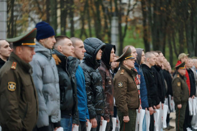 В Минске у комплекса «Победа» началась осенняя отправка призывников в войска