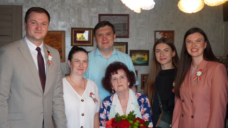 В преддверии Дня Независимости ЦК БРСМ и активисты Союза молодежи поздравили ветерана Великой Отечественной войны