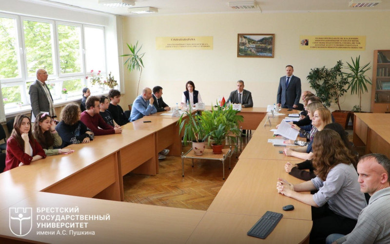 В БрГУ имени Пушкина прошел круглый стол, посвященный становлению института президентства в Беларуси