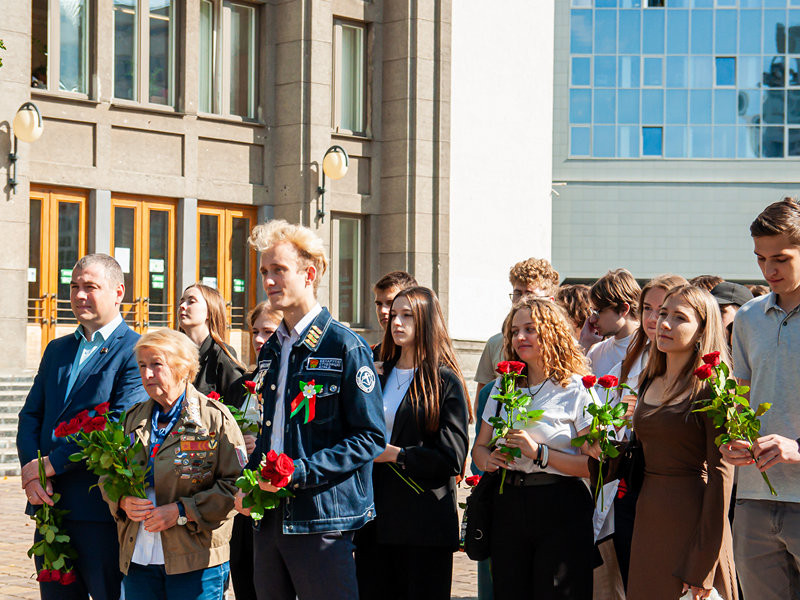 Бойцы студотрядов БГУ приняли участие в возложении цветов к мемориальному знаку «Стела Памяти»