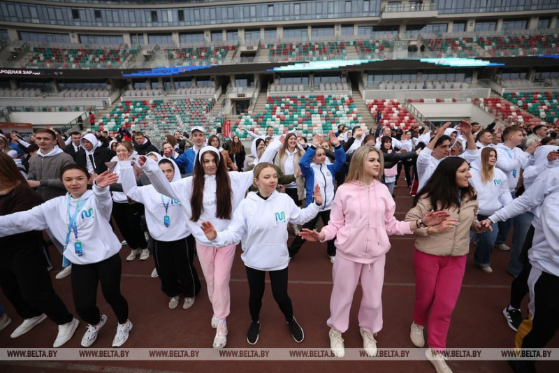 Олимпийские чемпионы провели зарядку для 3,5 тыс. студентов на минском стадионе "Динамо"