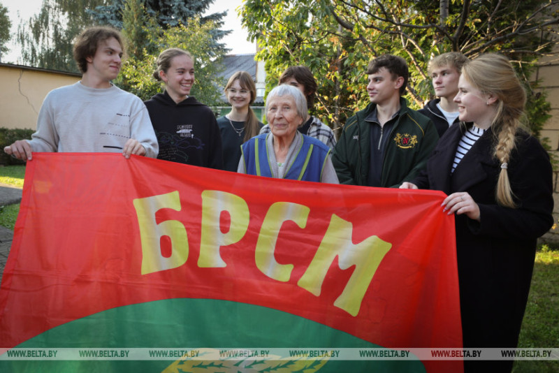 "Человек человеку друг". Волонтеры БРСМ помогли 85-летней минчанке навести порядок в саду