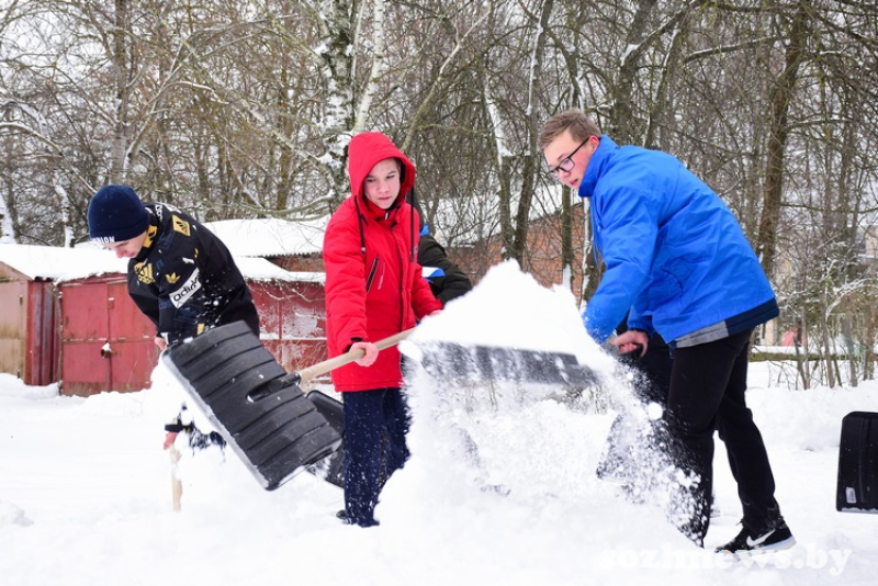 Волонтерские отряды БРСМ помогают с уборкой снега