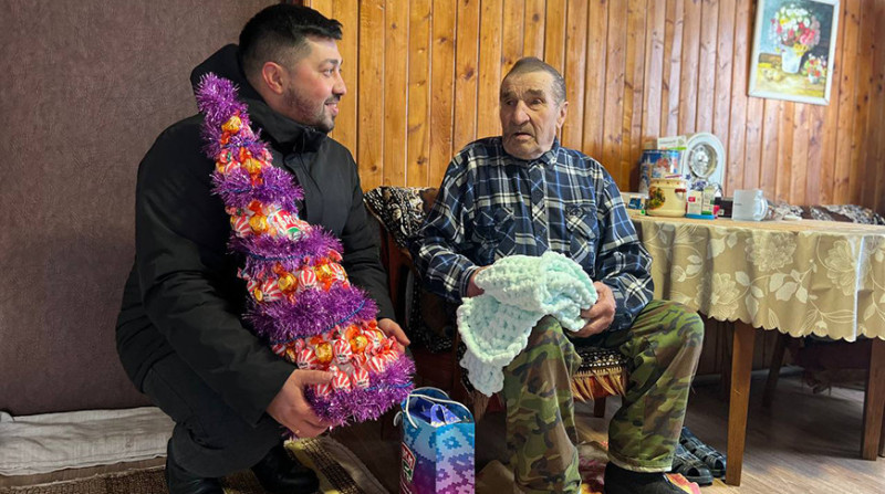 Молодежь поздравила с Новым годом ветерана труда в Могилевском районе