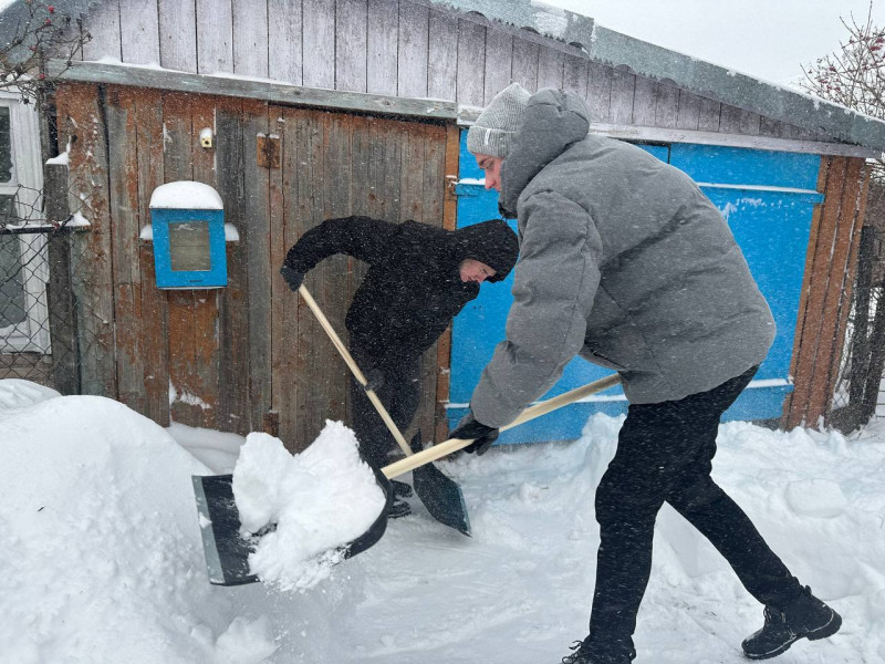 Активисты БРСМ помогают с уборкой снега пожилым жителям