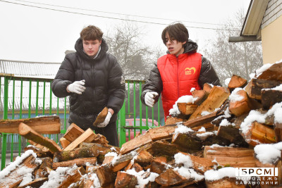 Волонтеры БРСМ продолжают «Эстафету добра»: молодежь помогает пожилым с уборкой снега и доставкой продуктов