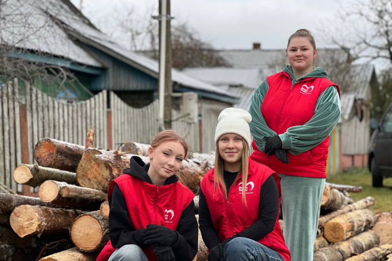 Во время акции «Эстафета тепла» на Могилевщине волонтеры помогают пенсионерам заготовить дрова на зиму